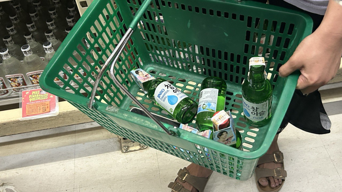 ▲필리핀의 도매형 할인점 퓨어골드(Puregold) 파라냐케점에서 현지 소비자가 참이슬 후레쉬 등을 구매하고 있다. (사진=연희진 기자)