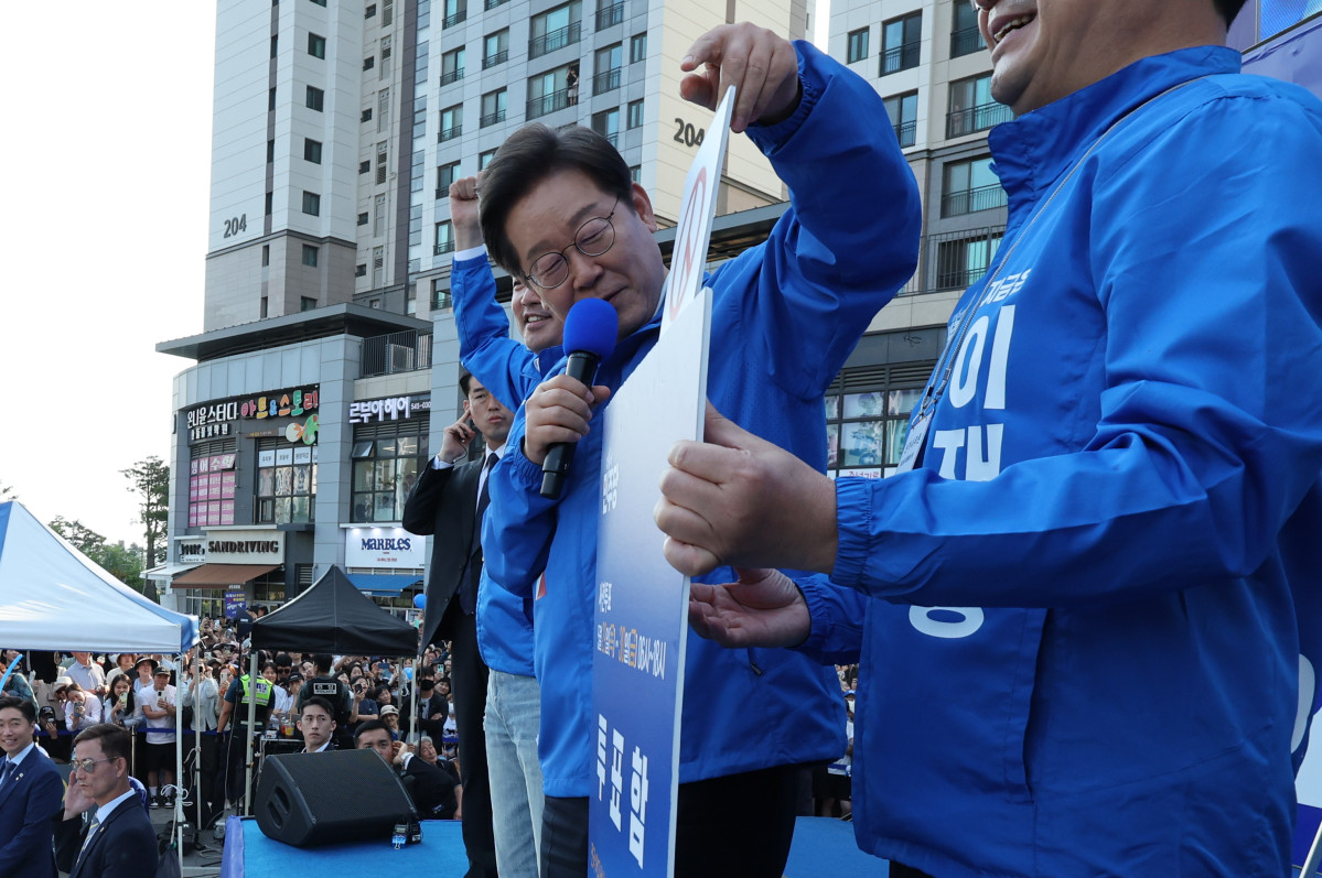 ▲더불어민주당 이재명 대선 후보가 '캐스팅보트'로 꼽히는 충남지역 유세에 나선 25일 충남 아산시 탕정역 한들물빛공원에서 열린 유세에서 사전투표지를 투표함에 넣는 퍼포먼스를 하고 있다.  (연합뉴스)