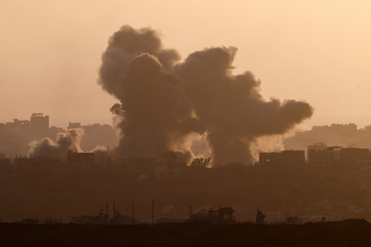 ▲이스라엘에서 바라본 이스라엘·가자지구 국경 인근에서 폭발 후 가자지구 북부에서 연기가 피어오르고 있다. 로이터연합뉴스