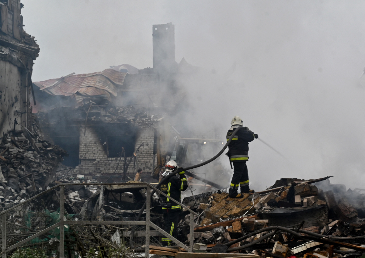 ▲25일(현지시간) 우크라이나 키이우에서 소방관들이 화재를 진압하고 있다. 키이우(우크라이나)/AFP연합뉴스