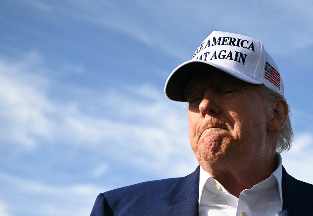 ▲도널드 트럼프 미국 대통령이 에어포스 원에 오르기 전 기자들과 대화하고 있다. 뉴저지/AFP연합뉴스