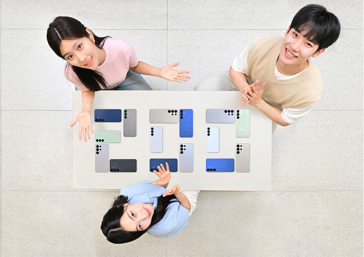 ▲삼성전자 모델들이 삼성스토어 홍대에서 갤럭시 S25 시리즈의 국내 판매량 200만대 돌파를 축하하는 모습 (사진제공-삼성전자)