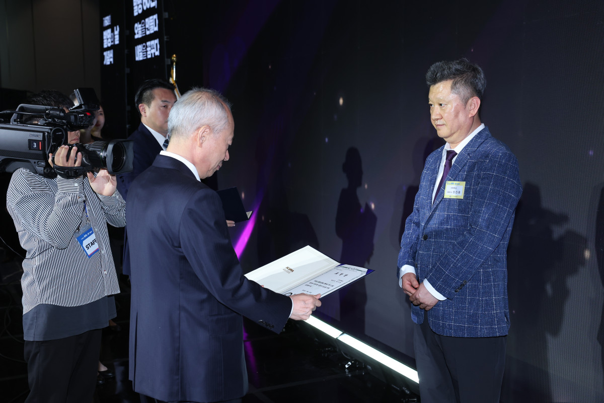 ▲최진흥 빅텍스 대표이사(오른쪽)가 60회 발명의 날 발명진흥협회장 표창을 수상하고 있다. (사진=빅텍스)