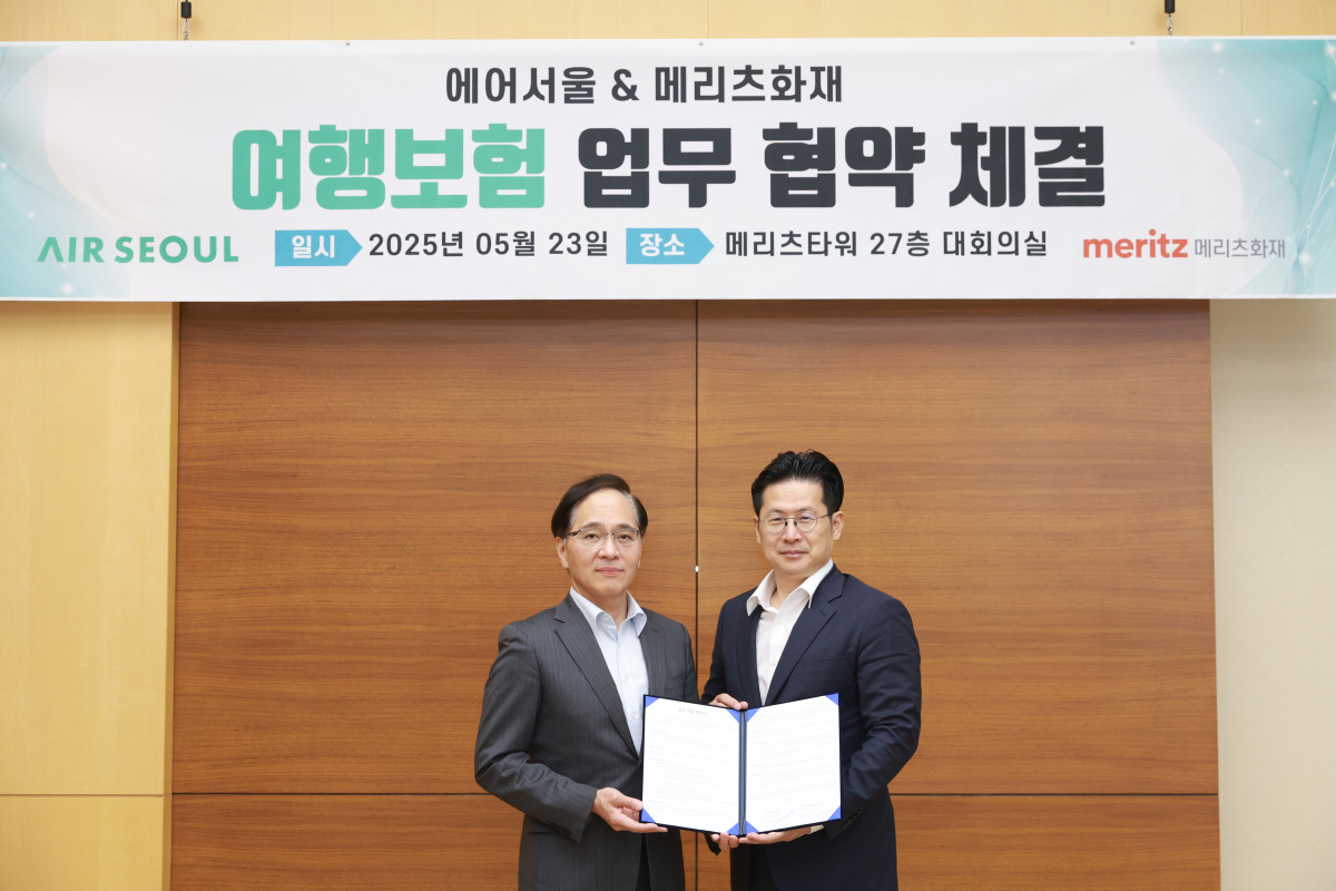 ▲이달 23일 메리츠타워에서 진행된 에어서울과 메리츠화재의  '제휴 업무 협약식'에서 에어서울 김중호 대표이사(왼쪽)와 메리츠화재 이범진 사장(오른쪽)이 기념 촬영을 하고 있다. (사진=에어서울)