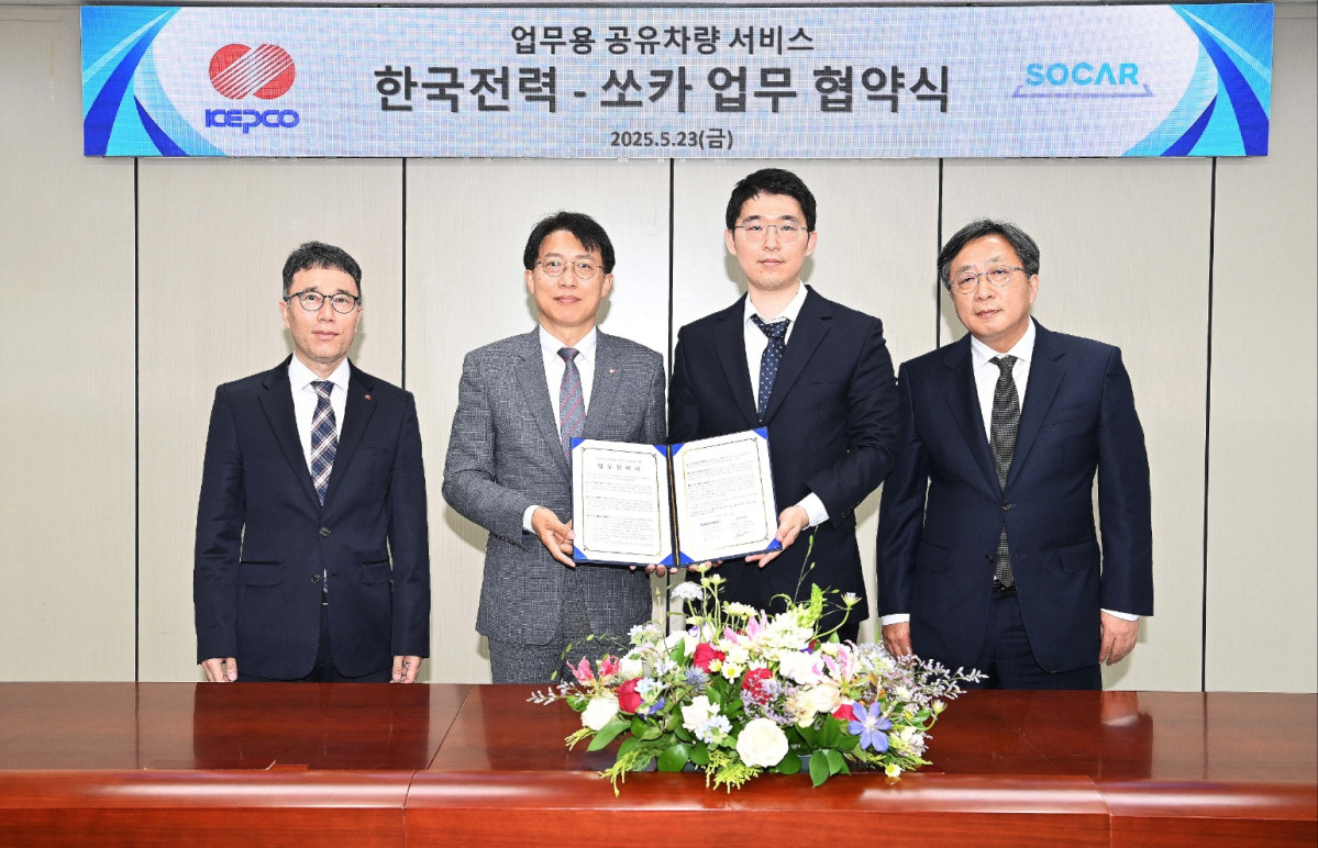 ▲안중은 한국전력 경영관리부사장(왼쪽 두 번째)이 23일 서울 한전 아트센터에서 남궁호 쏘카 최고사업책임자(왼쪽 세 번째)와 ‘업무용 공유차량 서비스 업무협약(MOU)’을 체결한 후 기념 촬영을 하고 있다. (사진제공=한국전력)