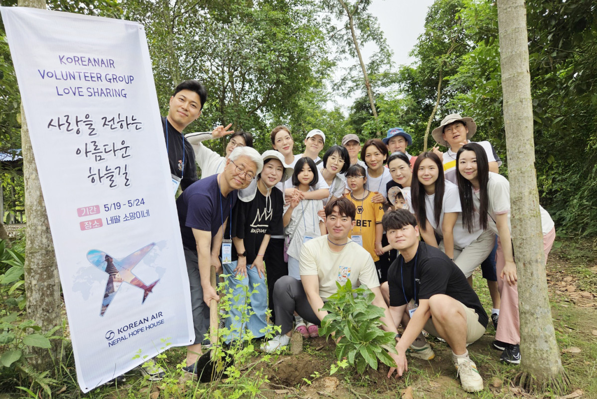 ▲봉사활동에 참여한 대한항공 임직원과 가족들이 기념 촬영하는 모습.
(사진=대한항공)