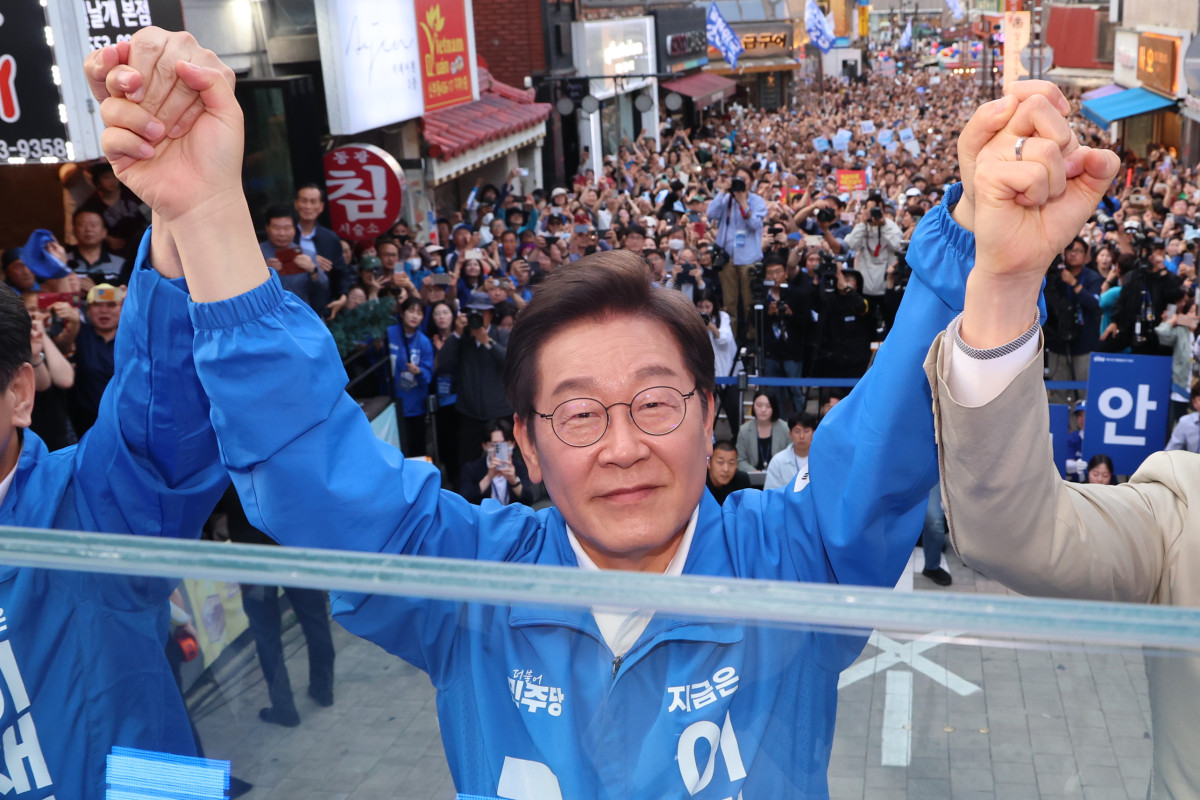 ▲이재명 더불어민주당 대선 후보가 25일 충남 천안시 동남구 천안 신부문화거리에서 열린  유세에서 시민들에게 지지를 호소하고 있다. (공동취재) (사진=뉴시스)