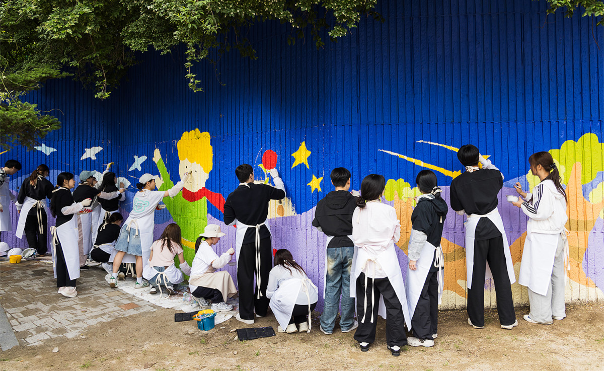 ▲24일 ‘제66차 아름드리 꿈그림’ 봉사활동에서 봉사자들이 벽화를 그리고 있다. (사진제공=KT&G)