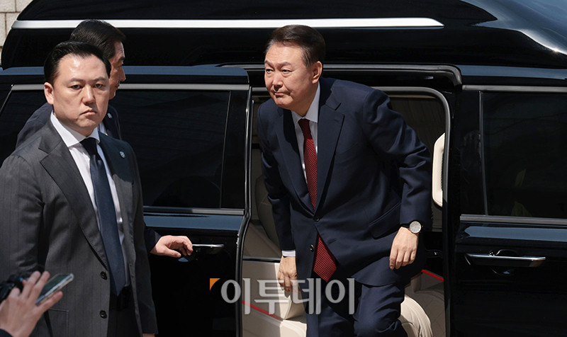 ▲윤석열 전 대통령이 26일 서울 서초구 서울중앙지방법원에서 열린 내란 우두머리 혐의ㆍ직권남용 권리행사 방해 혐의 사건 5차 공판에 출석하고 있다. 사진공동취재단