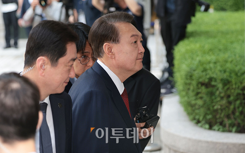 ▲윤석열 전 대통령이 26일 서울 서초구 서울중앙지방법원에서 열린 내란 우두머리 혐의ㆍ직권남용 권리행사 방해 혐의 사건 5차 공판에 출석하고 있다. 사진공동취재단