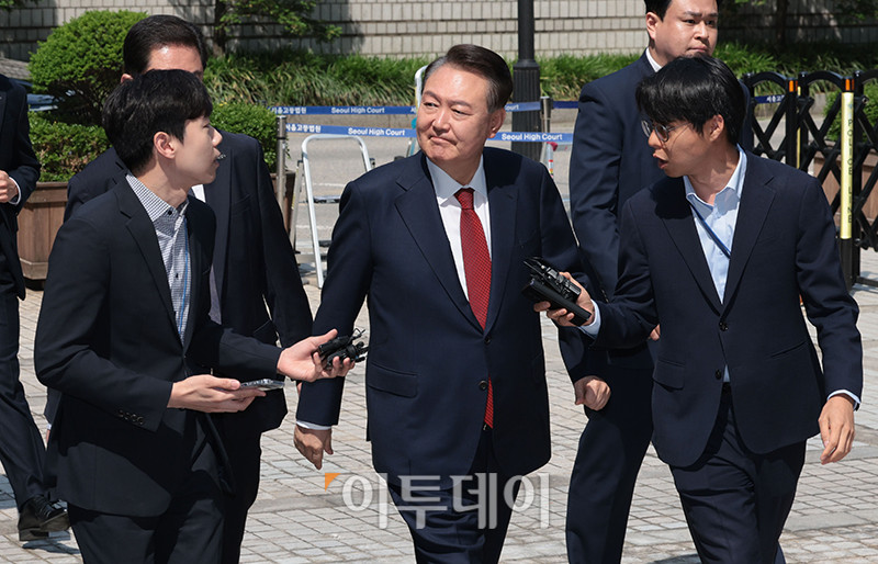 ▲윤석열 전 대통령이 26일 서울 서초구 서울중앙지방법원에서 열린 내란 우두머리 혐의ㆍ직권남용 권리행사 방해 혐의 사건 5차 공판에 출석하고 있다. 사진공동취재단