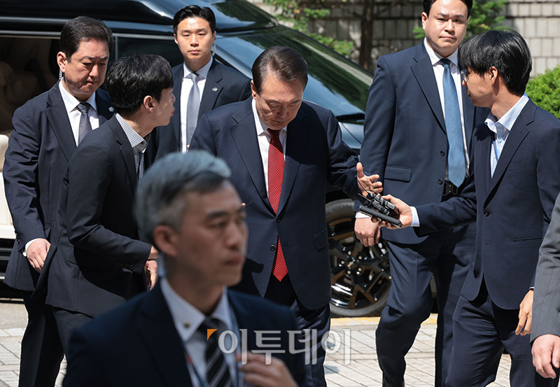 ▲윤석열 전 대통령이 26일 서울 서초구 서울중앙지방법원에서 열린 내란 우두머리 혐의ㆍ직권남용 권리행사 방해 혐의 사건 5차 공판에 출석하고 있다. 사진공동취재단