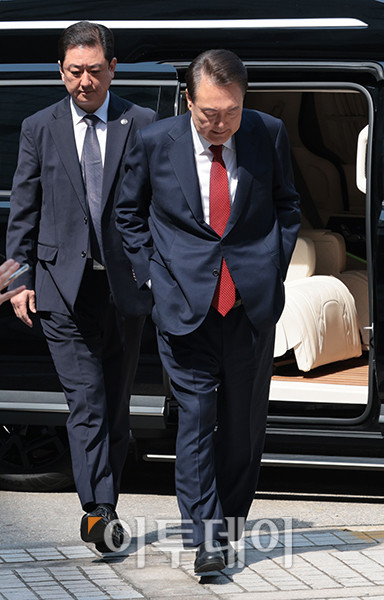 ▲윤석열 전 대통령이 26일 서울 서초구 서울중앙지방법원에서 열린 내란 우두머리 혐의ㆍ직권남용 권리행사 방해 혐의 사건 5차 공판에 출석하고 있다. 사진공동취재단