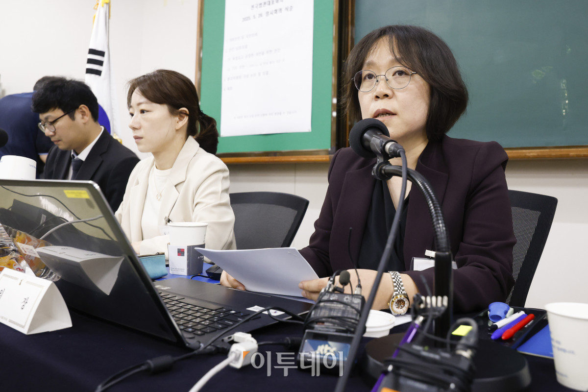 ▲김예영 전국법관대표회의 의장이 26일 경기 고양시 사법연수원에서 열린 전국법관대표회의 임시회의에서 개회선언을 하고 있다. 조현호 기자 hyunho@