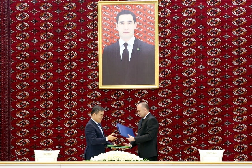 ▲김보현 대우건설 사장(왼쪽)이 이달 24일 투르크메니스탄 수도 아시가바트에 있는 투르크메니스탄 상공회의소에서 '미네랄 비료플랜트 프로젝트' 계약을 맺고 있다. (자료제공=대우건설)