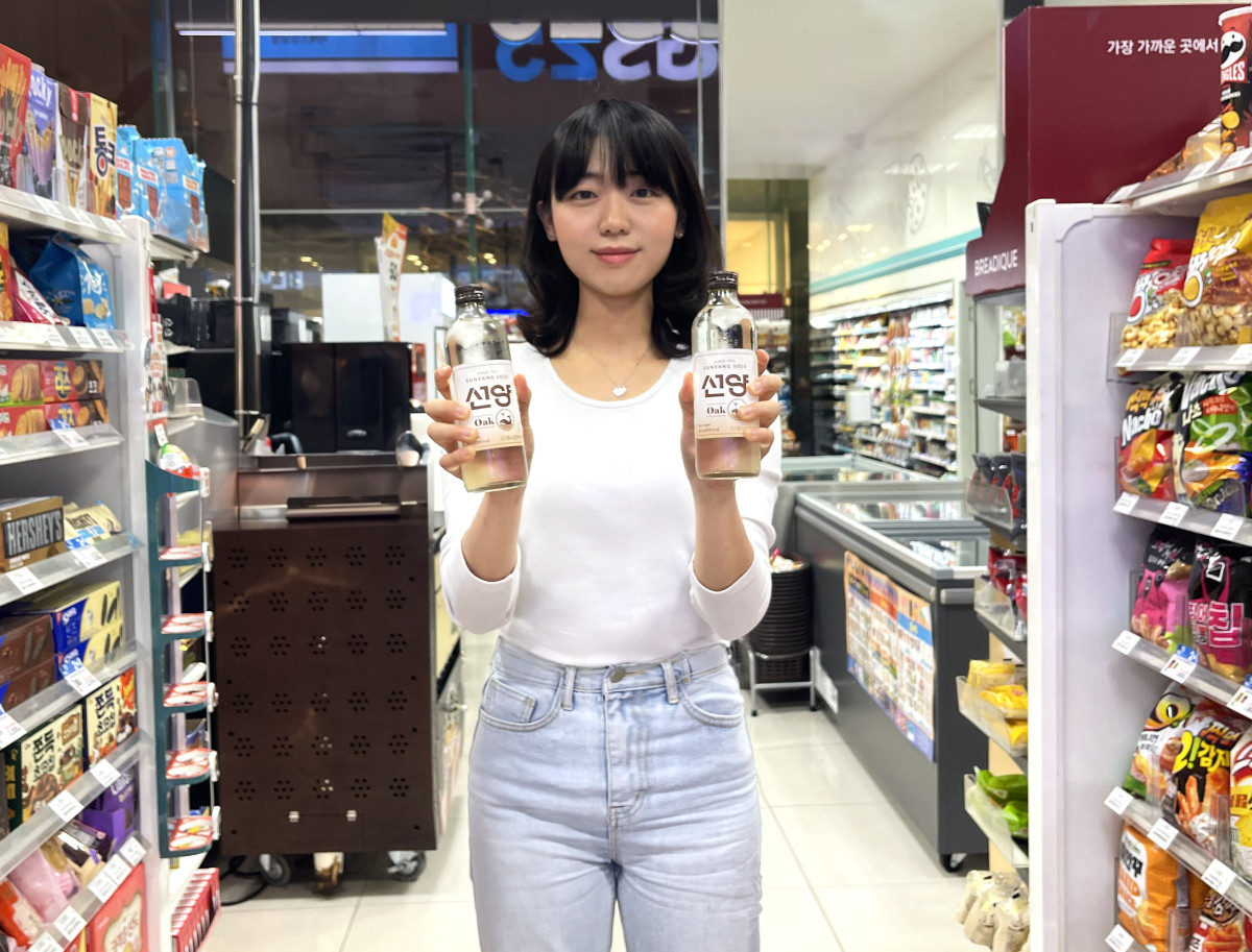 ▲모델이 GS25에서 선양오크소주병을 소개하고 있다. (사진제공=GS리테일)