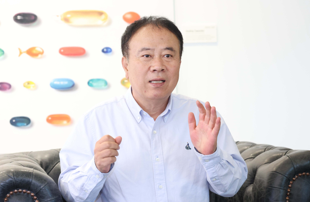 ▲최병대 알피바이오 상무가 14일 경기 화성시 알피바이오 마도공장에서 이투데이와 인터뷰를 갖고 있다. 신태현 기자 holjjak@