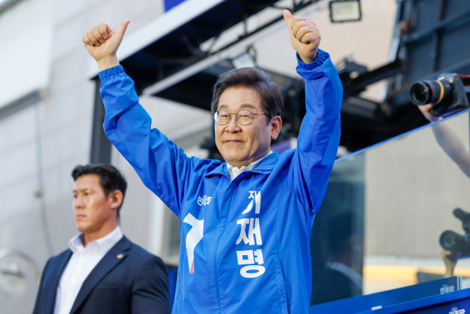 ▲더불어민주당 이재명 대선 후보가 25일 충남 천안시 동남구 신부문화거리에서 열린 유세에서 시민들에게 인사하고 있다. 2025.5.25. (연합뉴스)