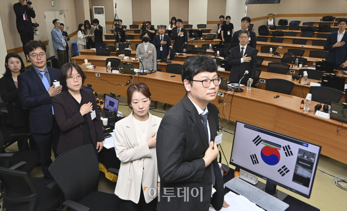 ▲김예영 전국법관대표회의 의장 등 법관 대표들이 26일 경기 고양시 사법연수원에서 열린 전국법관대표회의 임시회의에서 국민의례를 하고 있다. 조현호 기자 hyunho@