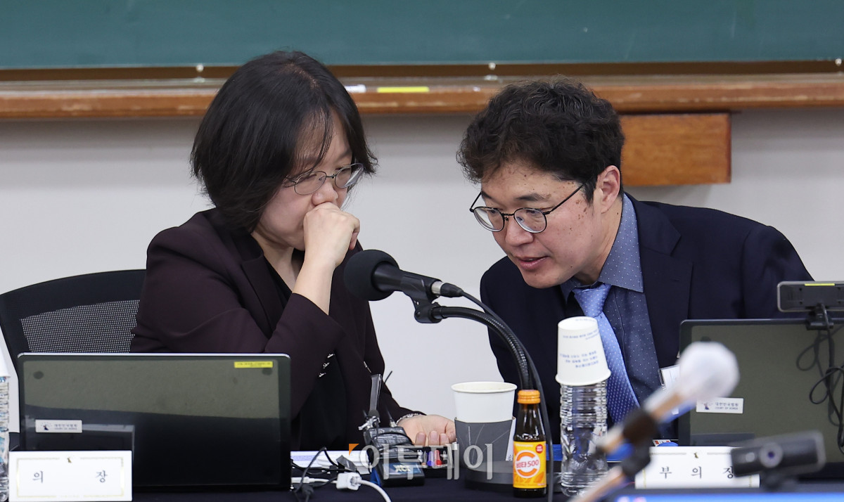 ▲전국법관대표회의 김예영(왼쪽) 의장과 이호산 부의장이  26일 경기 고양시 사법연수원에서 열린 전국법관대표회의 임시회의에서 대화를 하고 있다. 조현호 기자 hyunho@