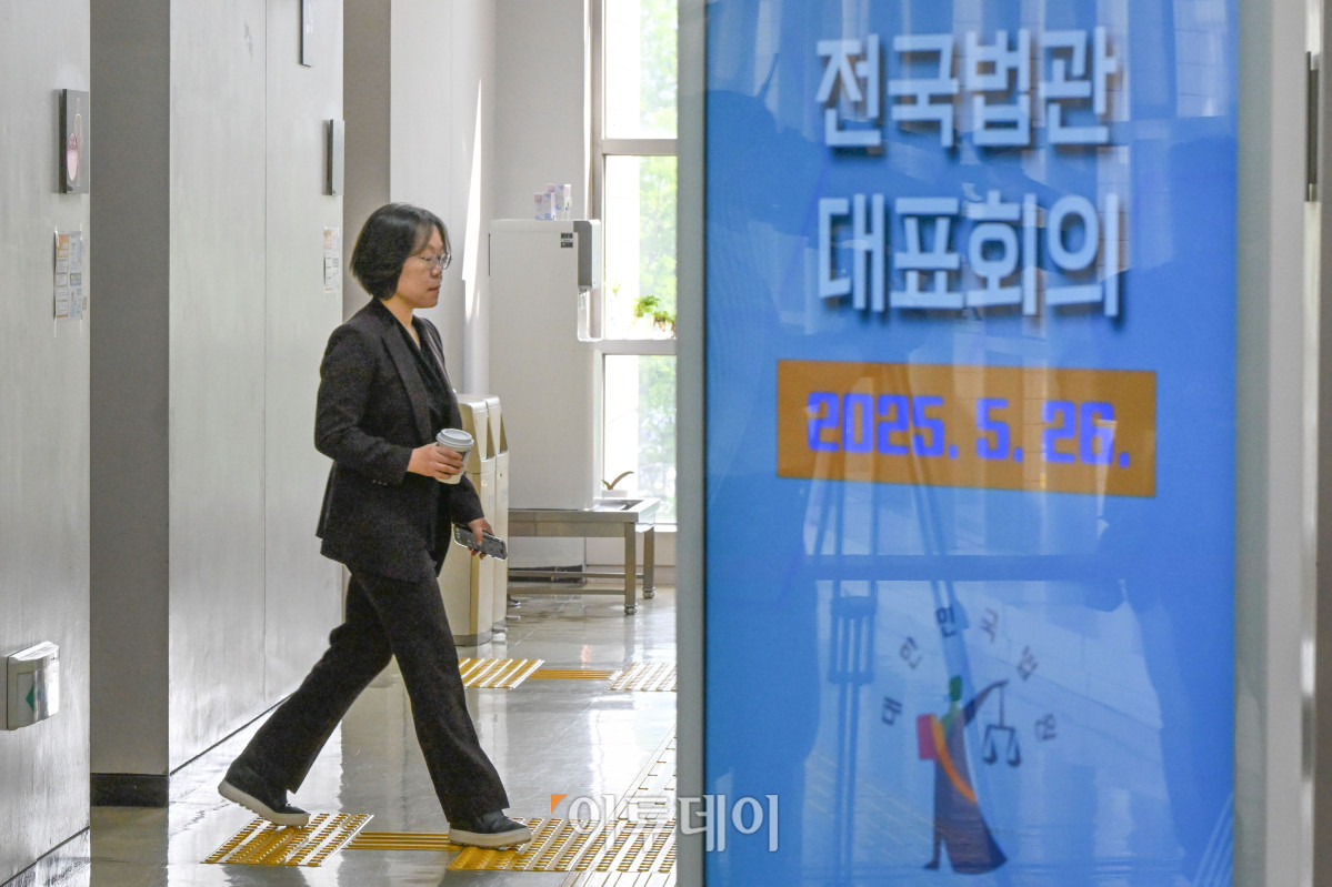 ▲김예영 전국법관대표회의 의장이 26일 경기 고양시 사법연수원에서 열린 전국법관대표회의 임시회의에 참석하고 있다. 조현호 기자 hyunho@