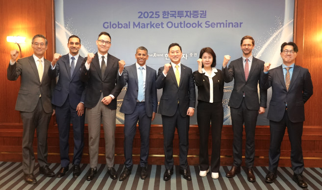 ▲‘2025 글로벌 마켓 아웃룻’ 세미나 참석자들이 기념사진을 촬영하고 있다. 왼쪽부터 박종학 베어링 자산운용 한국법인 대표, 카란 탈워(Karan Talwar) 베어링자산운용 공모채권 고객포트폴리오 매니저, 이용석 렉싱턴 파트너스 아시아총괄 파트너, 허시 간디(Hersh Ghandi) 만 그룹 아시아 대표, 김성환 한국투자증권 사장, 김태희 프랭클린템플턴투자자문 대표, 에드워드 콜(Edward Cole) 만 그룹 멀티전략 대표, 강석원 만 그룹 한국대표.(한국투자증권 제공)