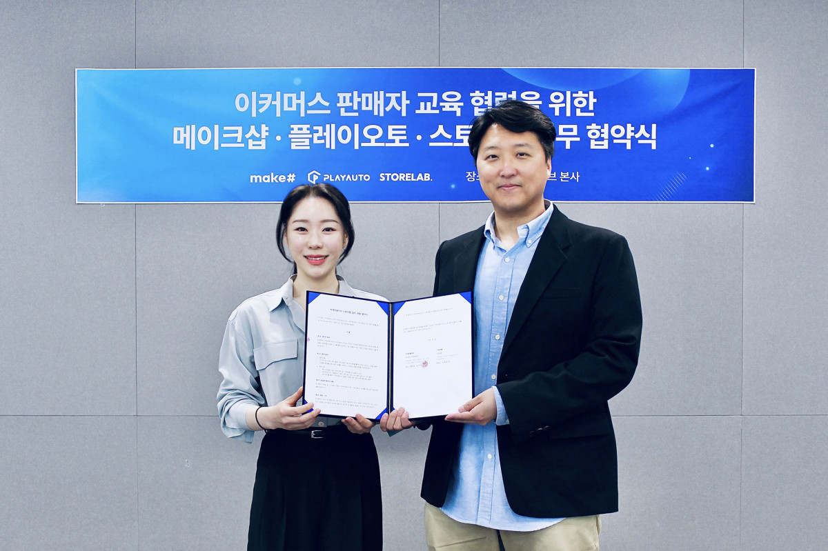 ▲23일 서울 금천구 가산동 커넥트웨이브 사옥에서 (왼쪽부터)이동화 스토어랩 대표와 이현석 메이크샵 사업본부장이 업무협약을 체결한 후 기념사진을 촬영하고 있다. (사진제공=커넥트웨이브)