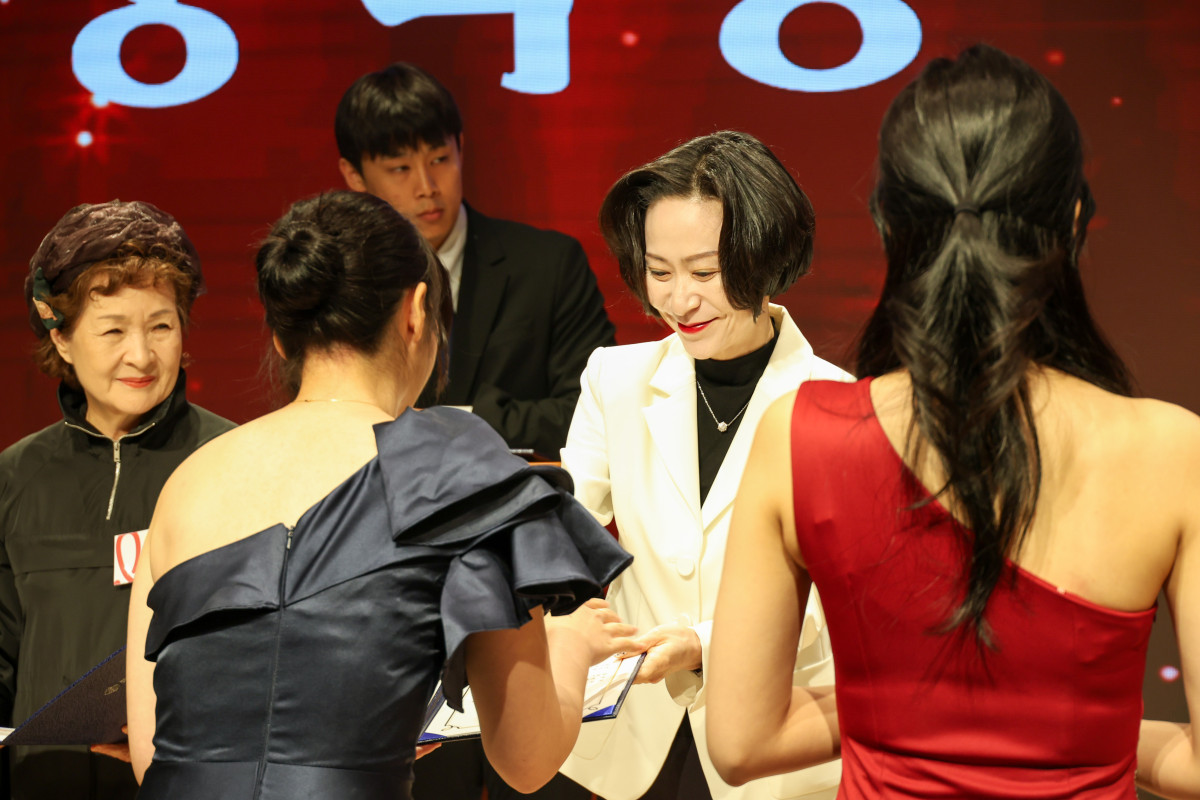 ▲23일 장혜선 롯데장학재단 이사장이 2025 신격호 롯데 예술가 자립지원 장학증서 수여식에서 장학생들에게 장학증서를 수여하고 있다. (사진제공=롯데장학재단)