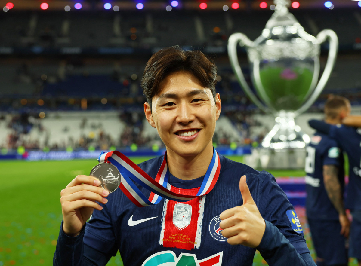▲지난달 25일 파리 생제르맹(PSG) 소속 이강인이 쿠프 드 프랑스(프랑스컵) 우승 메달을 메고 기뻐하고 있다. (로이터/연합뉴스)