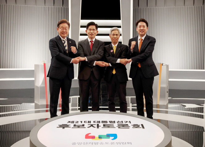 ▲더불어민주당 이재명·국민의힘 김문수·민주노동당 권영국·개혁신당 이준석 대선후보가 23일 서울 영등포 여의도 KBS 스튜디오에서 열린 제21대 대선 2차 후보자 토론회 시작에 앞서 기념 촬영하고 있다. 사진=국회사진기자단