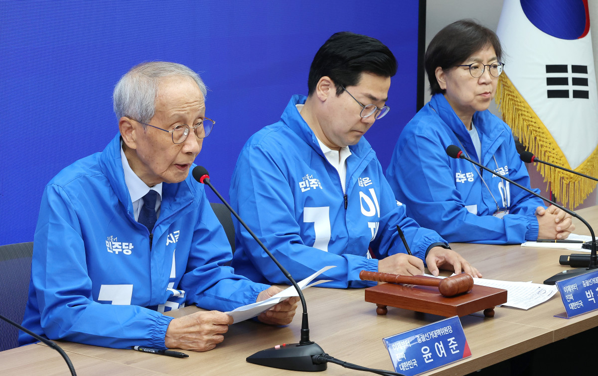 ▲더불어민주당 윤여준 상임총괄선거대책위원장(왼쪽)이 26일 서울 여의도 당사에서 열린 중앙선거대책위원회의에서 발언하고 있다.  (연합뉴스)