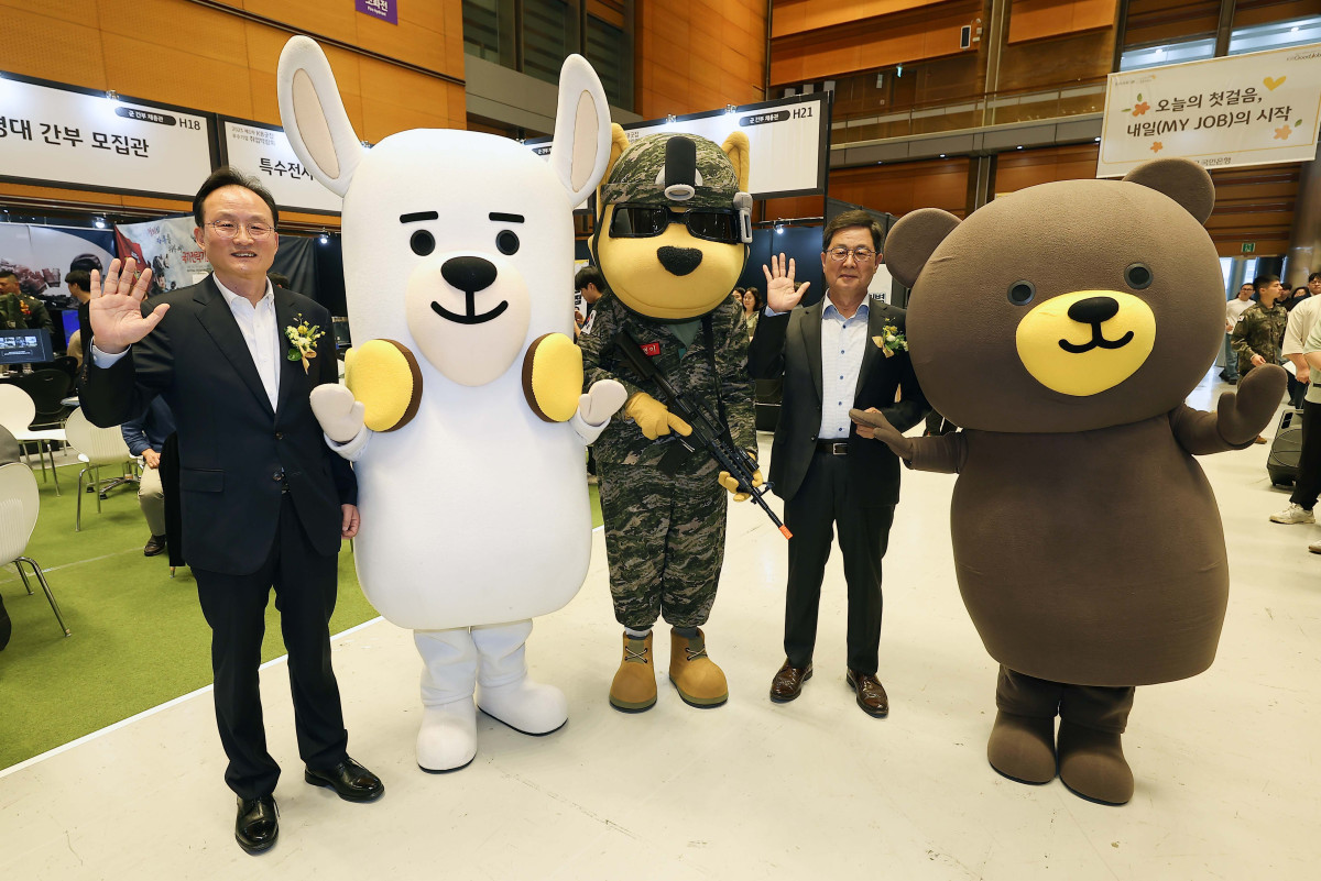 ▲이환주 KB국민은행장(왼쪽 첫번째)과 이달곤 동반성장위원회 위원장(오른쪽 두번째)이 26일 서울 강남구 코엑스에서 열린 '2025 제1차 KB굿잡 우수기업 취업박람회'에서 기념 촬영을 하고 있다. 신태현 기자 holjjak@