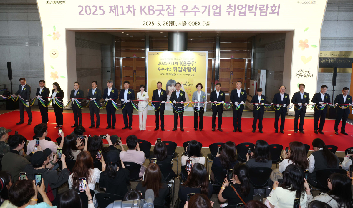 ▲이달곤 동반성장위원장, 이환주 KB국민은행장, KB국민은행 홍보모델인 배우 박은빈 등 내빈들이 26일 서울 강남구 코엑스에서 열린 ‘2025 제1차 KB굿잡 우수기업 취업박람회’ 개막식에서 기념촬영을 하고있다. 신태현 기자 holjjak@