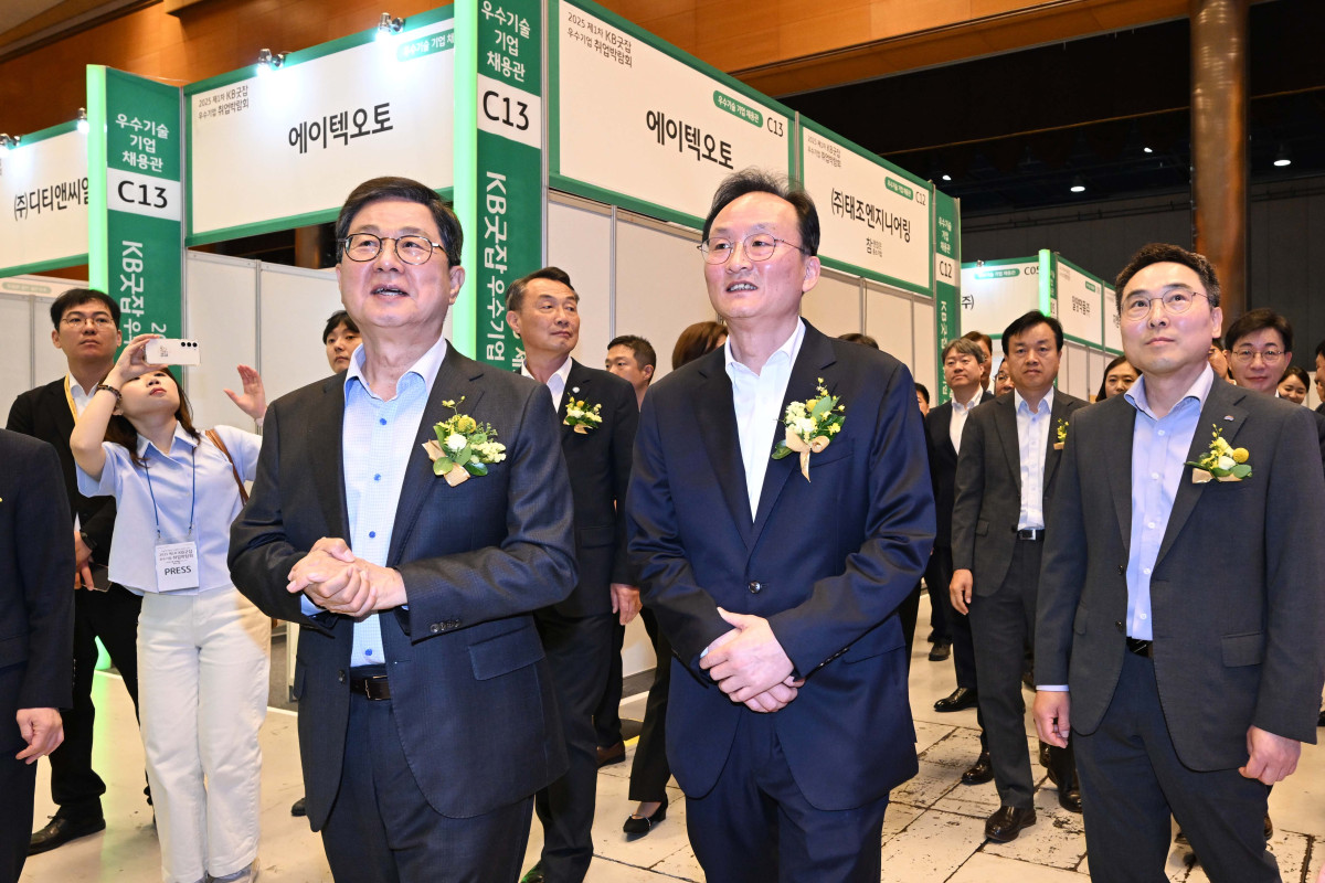 ▲이달곤 동방성장위원회 위원장과 이환주 KB국민은행장이 26일 오전 서울 강남구 코엑스 D홀에서 열린 '2025 제1차 KB굿잡 우수기업 취업박람회'에 참석해 참여 업체 부스를 둘러보고 있다. 신태현 기자 holjjak@