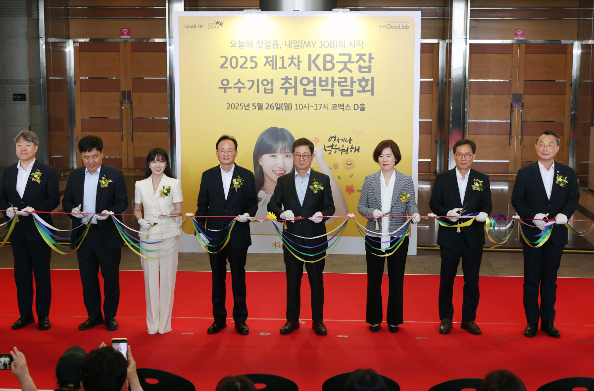 ▲이달곤 동반성장위원장, 이환주 KB국민은행장, KB국민은행 홍보모델인 배우 박은빈 등 내빈들이 26일 서울 강남구 코엑스에서 열린 ‘2025 제1차 KB굿잡 우수기업 취업박람회’ 개막식에서 기념촬영을 하고있다. 신태현 기자 holjjak@