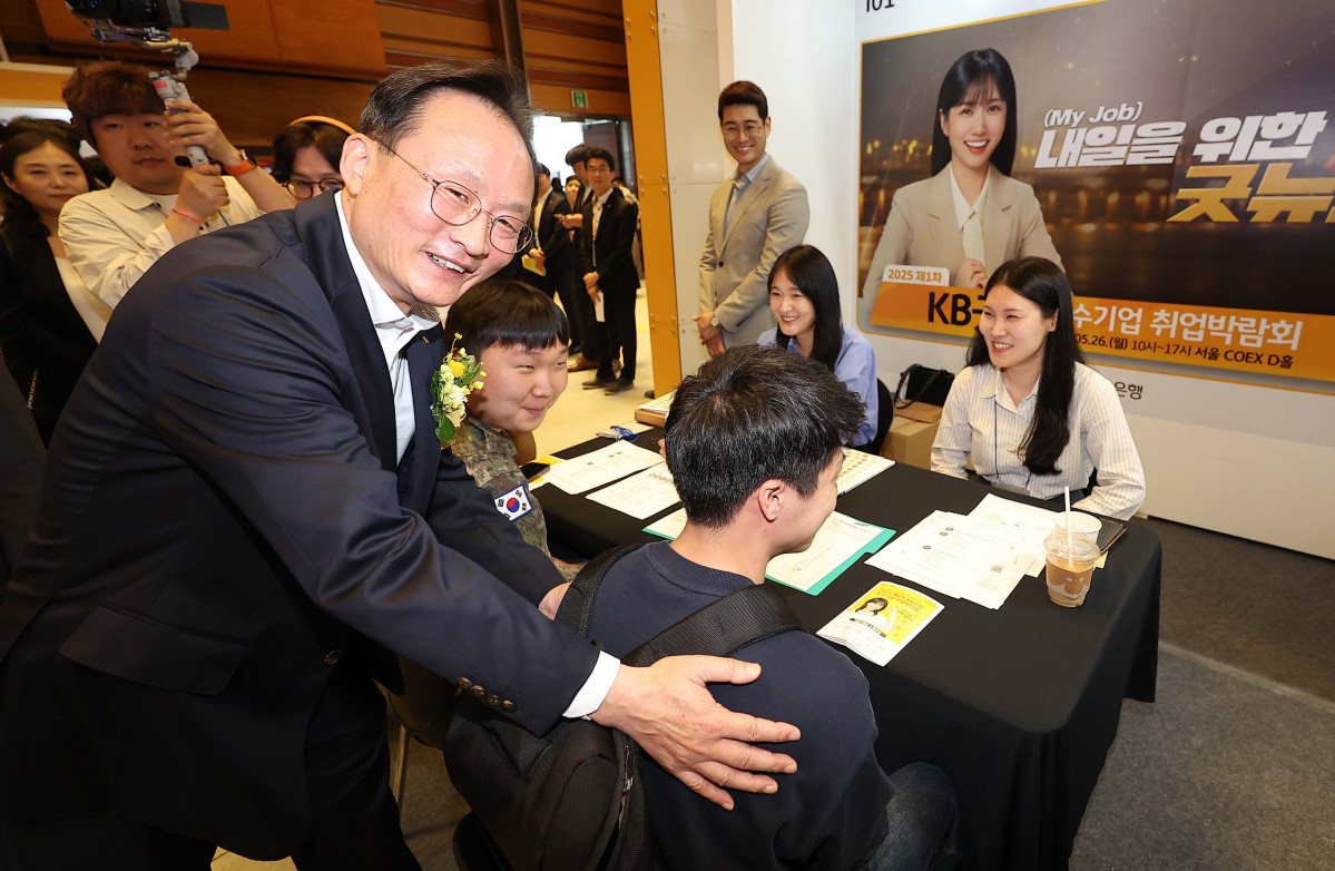 ▲이환주 KB국민은행장이 26일 서울 강남구 코엑스에서 열린 '2025 제1차 KB굿잡 우수기업 취업박람회'에서 구직자를 격려하고 있다. 신태현 기자 holjjak@