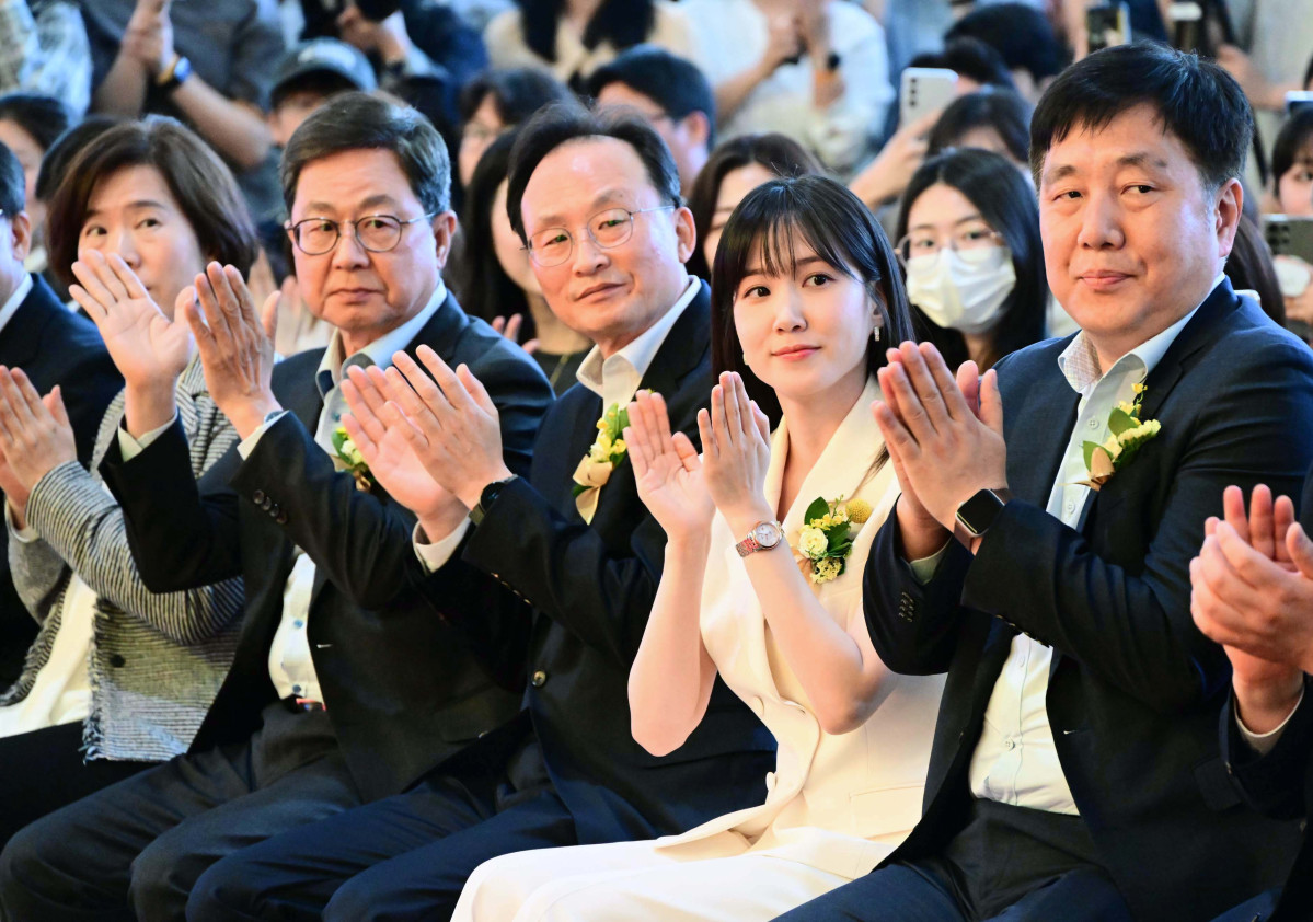 ▲이달곤 동반성장위원장, 이환주 KB국민은행장, KB국민은행 홍보모델인 배우 박은빈 등 내빈들이 26일 서울 강남구 코엑스에서 열린 ‘2025 제1차 KB굿잡 우수기업 취업박람회’ 개막식에서 박수를 치고 있다. 신태현 기자 holjjak@