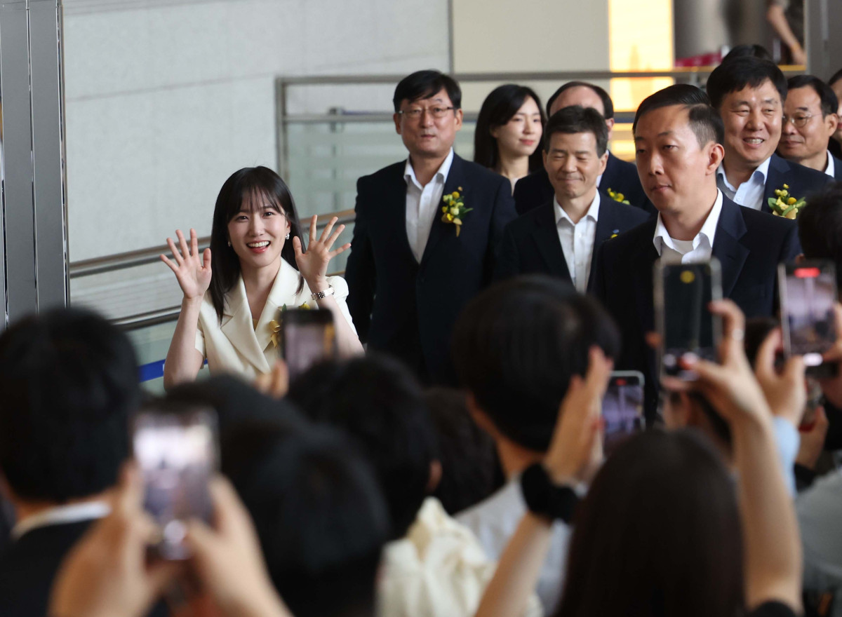 ▲KB국민은행 홍보모델인 배우 박은빈이 26일 서울 강남구 코엑스에서 열린 ‘2025 제1차 KB굿잡 우수기업 취업박람회’ 개막식에서 인사하고 있다. 신태현 기자 holjjak@