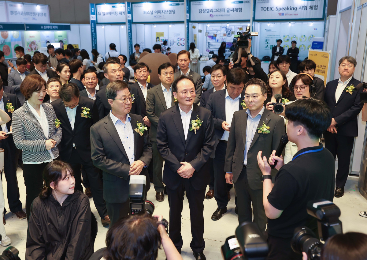 ▲이환주 KB국민은행장(오른쪽 세번째)과 이달곤 동반성장위원회 위원장(오른쪽 네번째)이 26일 서울 강남구 코엑스에서 열린 '2025 제1차 KB굿잡 우수기업 취업박람회'에서 관계자에게 설명을 듣고 있다. 신태현 기자 holjjak@