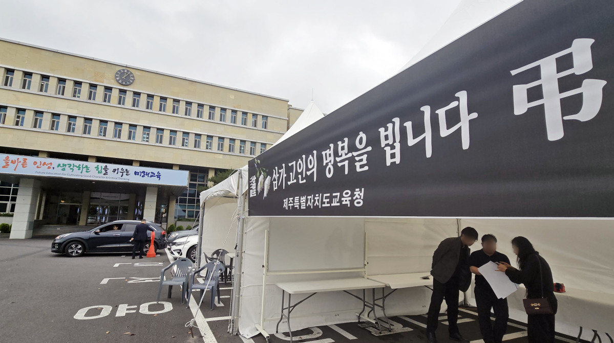 ▲제주도교육청 관계자들이 23일 제주도교육청 앞 주차장에 사망한 중학교 교사 분향소를 설치하고 있다. (연합뉴스)