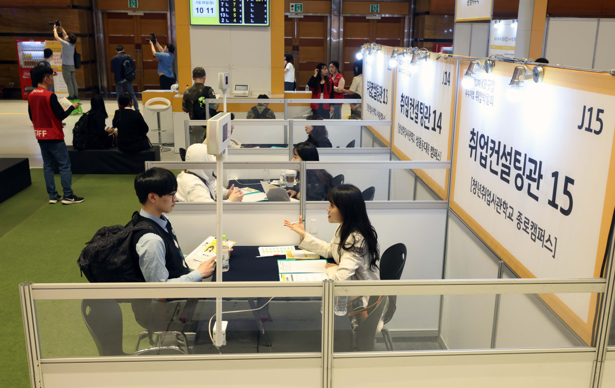 ▲26일 서울 강남구 코엑스에서 열린 ‘2025 제1차 KB굿잡 우수기업 취업박람회’에서 구직자들이 채용상담을 하고 있다. 신태현 기자 holjjak@