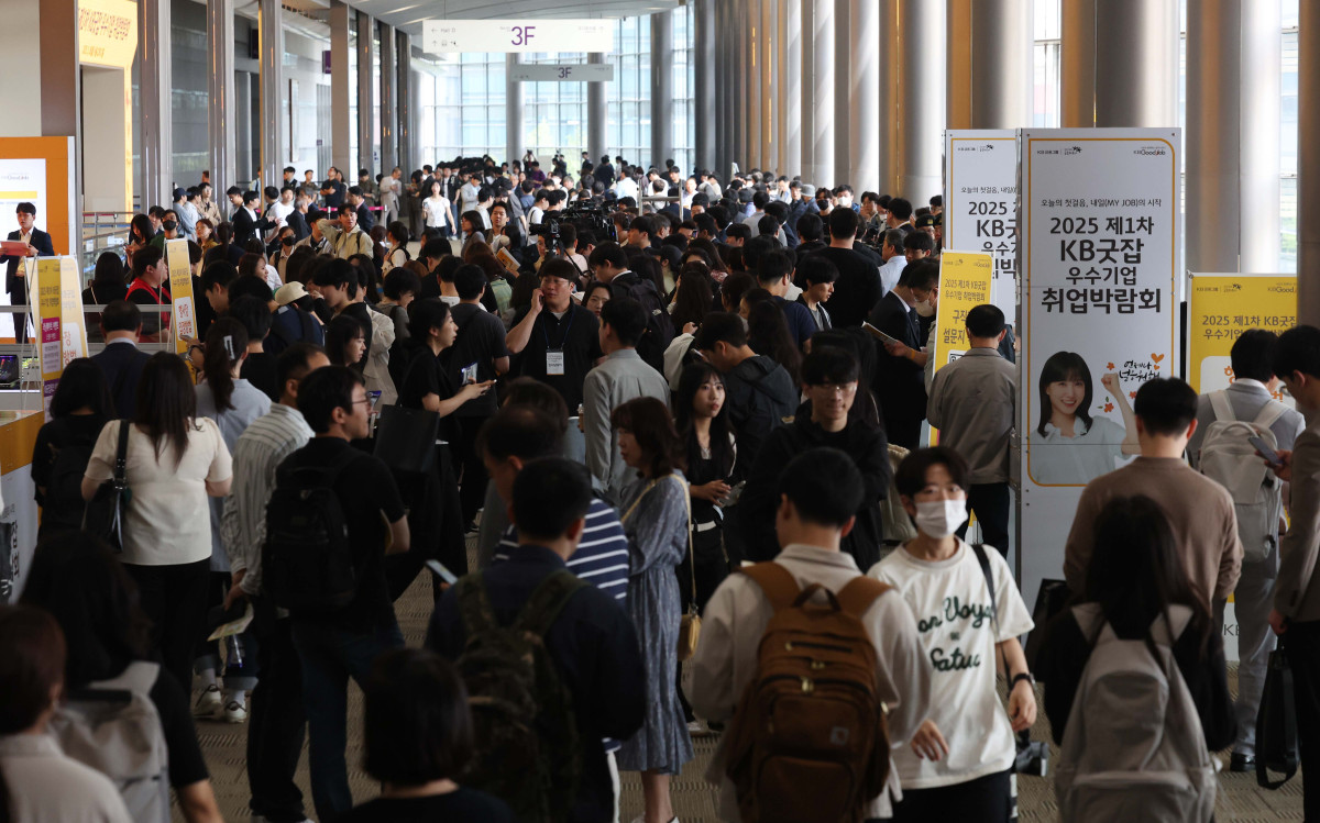 ▲26일 서울 강남구 코엑스에서 열린 ‘2025 제1차 KB굿잡 우수기업 취업박람회’ 행사장 앞이 구직자들로 붐비고 있다. 신태현 기자 holjjak@