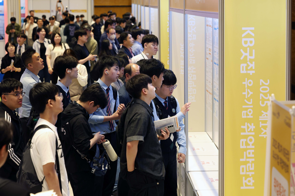 ▲26일 서울 강남구 코엑스에서 열린 ‘2025 제1차 KB굿잡 우수기업 취업박람회’에서 구직자들이 채용공고게시대를 살펴보고 있다. 신태현 기자 holjjak@