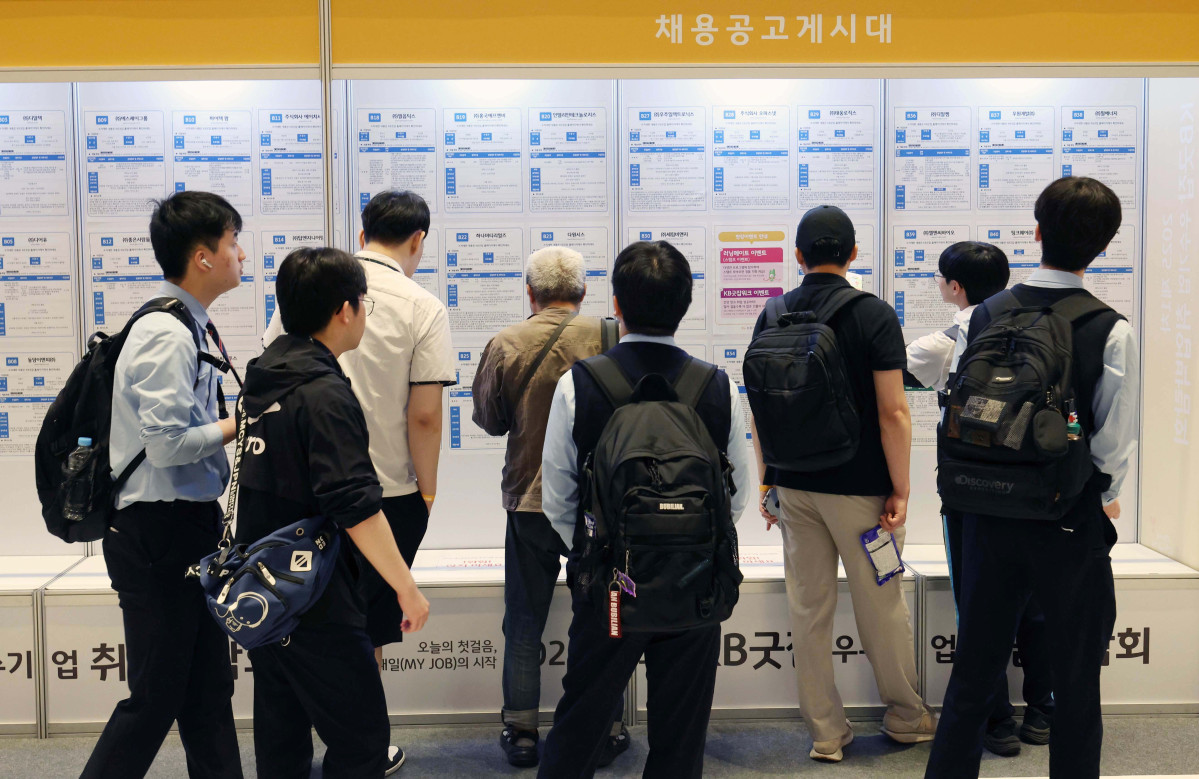 ▲26일 서울 강남구 코엑스에서 열린 ‘2025 제1차 KB굿잡 우수기업 취업박람회’에서 구직자들이 채용공고게시대를 살펴보고 있다. 신태현 기자 holjjak@