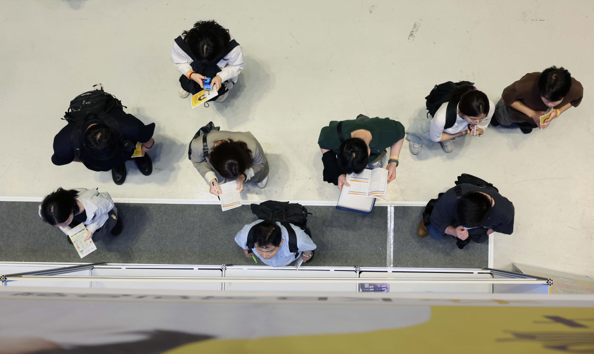 ▲26일 서울 강남구 코엑스에서 열린 ‘2025 제1차 KB굿잡 우수기업 취업박람회’에서 구직자들이 채용공고게시대를 살펴보고 있다. 신태현 기자 holjjak@