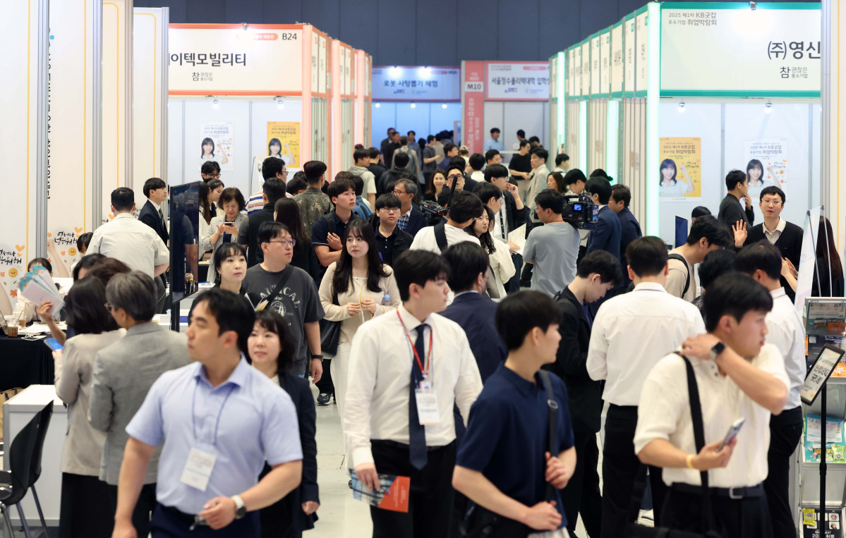 ▲26일 서울 강남구 코엑스에서 열린 ‘2025 제1차 KB굿잡 우수기업 취업박람회’ 행사장이 구직자들로 붐비고 있다. 신태현 기자 holjjak@