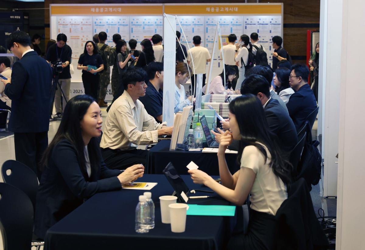 ▲26일 서울 강남구 코엑스에서 열린 ‘2025 제1차 KB굿잡 우수기업 취업박람회’에서 구직자들이 채용상담을 하고 있다. 신태현 기자 holjjak@