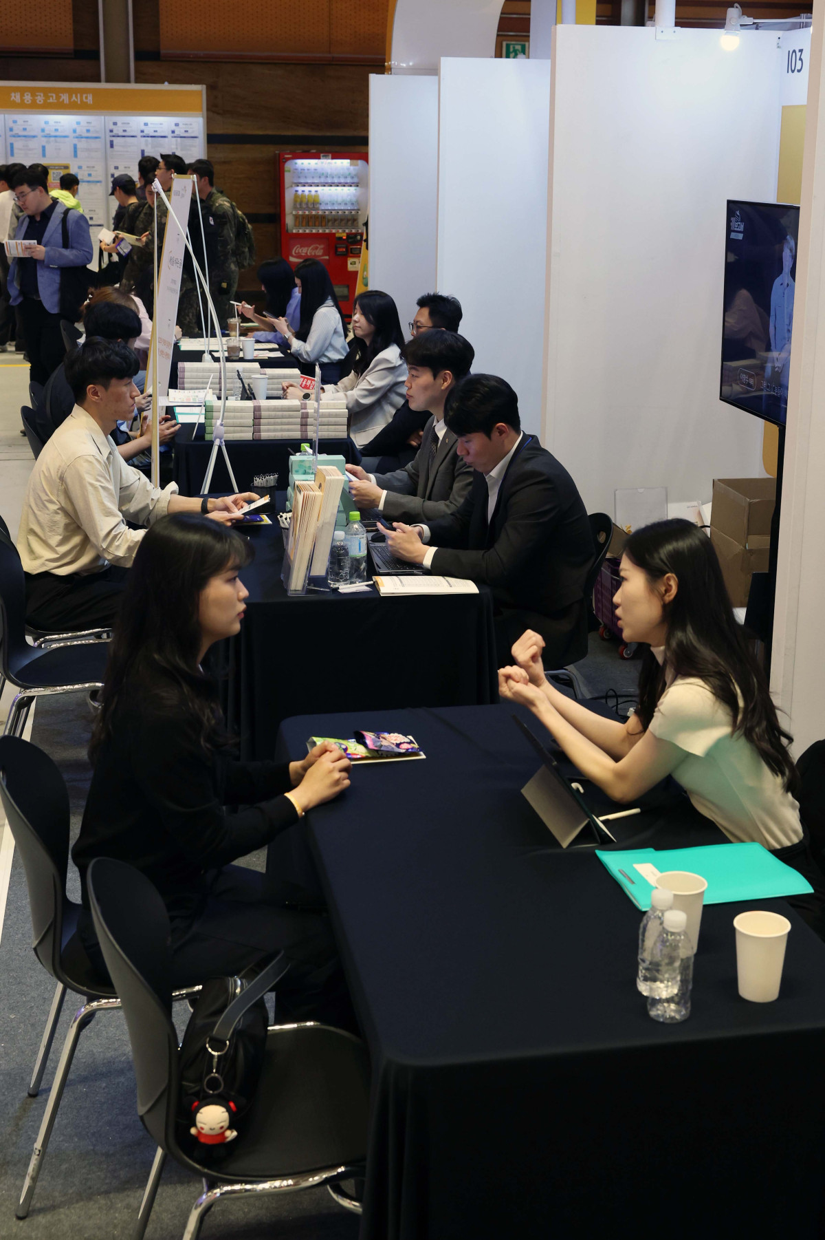 ▲26일 서울 강남구 코엑스에서 열린 ‘2025 제1차 KB굿잡 우수기업 취업박람회’에서 구직자들이 채용상담을 하고 있다. 신태현 기자 holjjak@