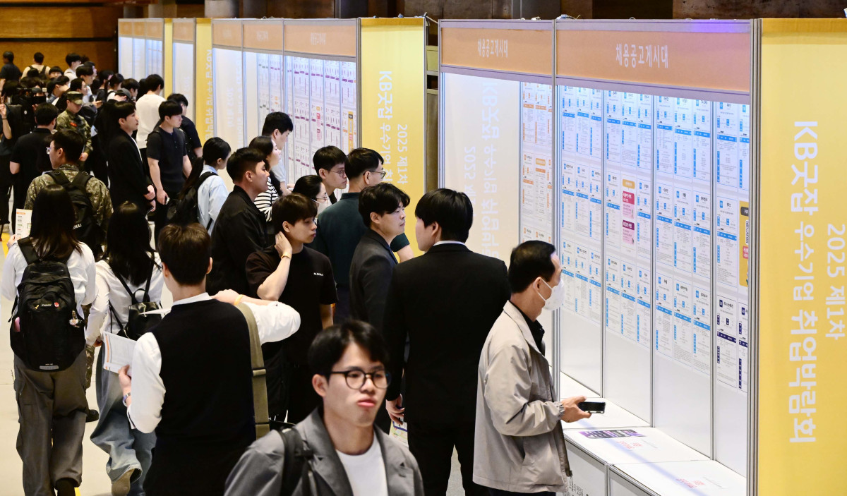 ▲26일 서울 강남구 코엑스에서 열린 ‘2025 제1차 KB굿잡 우수기업 취업박람회’에서 구직자들이 채용공고게시대를 살펴보고 있다. 신태현 기자 holjjak@