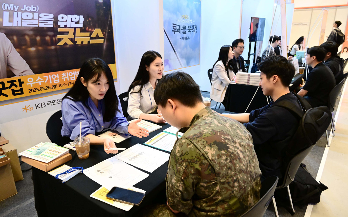 ▲26일 서울 강남구 코엑스에서 열린 ‘2025 제1차 KB굿잡 우수기업 취업박람회’에서 구직자들이 채용상담을 하고 있다. 신태현 기자 holjjak@